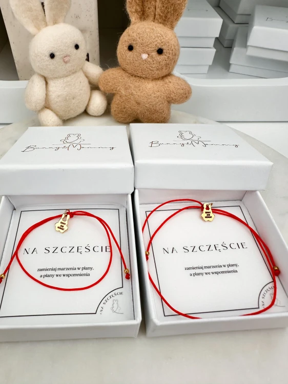 Bransoletka na szczęście czerwona niteczka ochronna z inicjałem